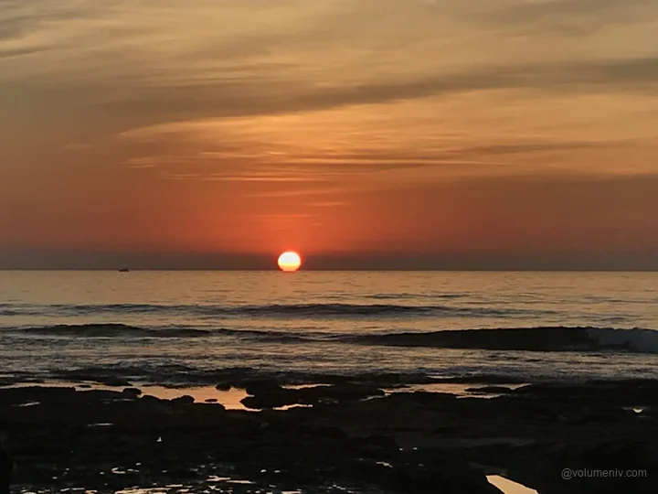 The sun at the waterline